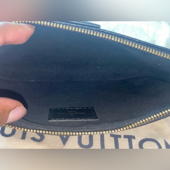 💜💜Louis Vuitton Multi Pochette Accessoires
Empreinte Leather- SMALL Poch… - Picture 11 of 13